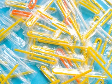 Mavi arka planda sarı pipet yığını