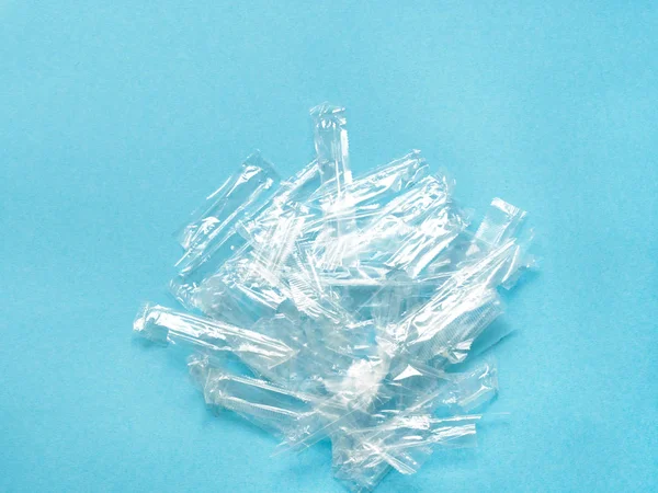 青い背景に透明プラスチック包装のゴミの山. — ストック写真