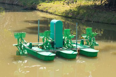 park kanalda yüzen bir su çarkı