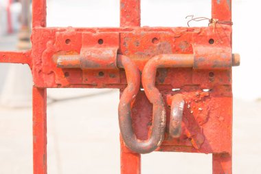 Çelik kapı üzerinde eski hasp hiçbir kilitler