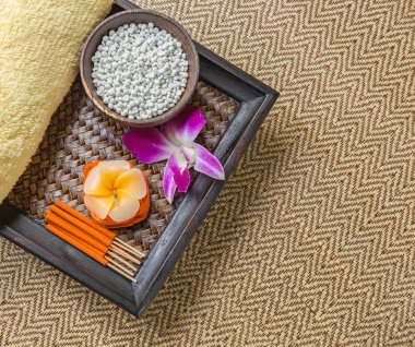 Çiçek, havlu ve Mum ile spa ve sağlıklı yaşam ayarı.