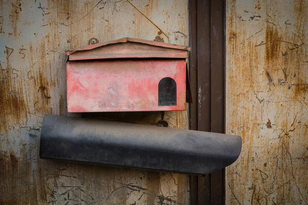 Stará Kovová Poštovní Krabice Zavěšena Kovové Stěně — Stock fotografie
