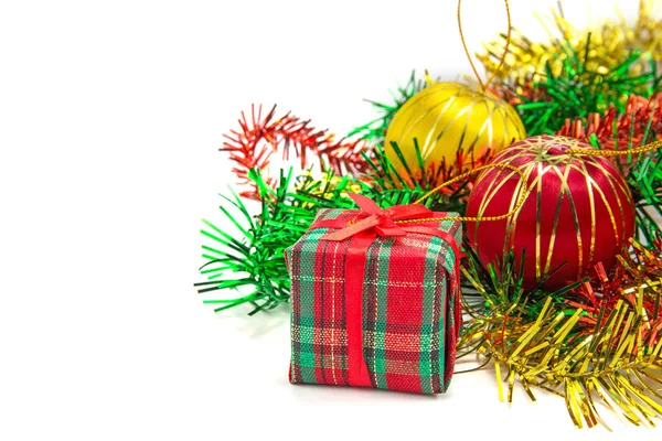 クリスマスのボールとクリスマスのギフトボックス ストック画像