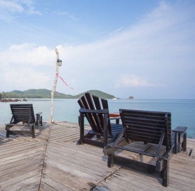 ada manzaralı ahşap sandalyeler