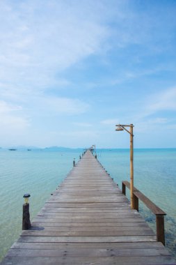 Tay denizde ahşap iskele