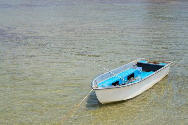 tenha bir koyda deniz suyu üzerinde küçük balıkçı teknesi