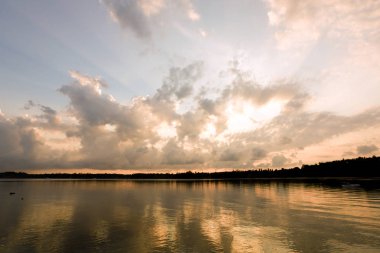 Denizde gün doğumu