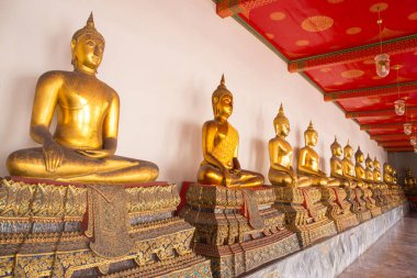 Altın oturan Buda heykelleri wat pho, bangkok, Tayland