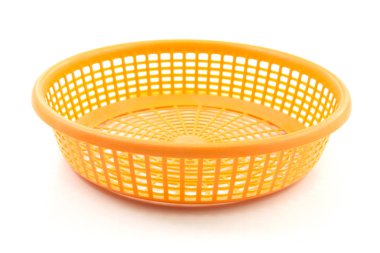 İzole edilmiş beyaz arkaplanda plastik sepet