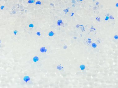 Beyaz arka plan üzerinde silika jel