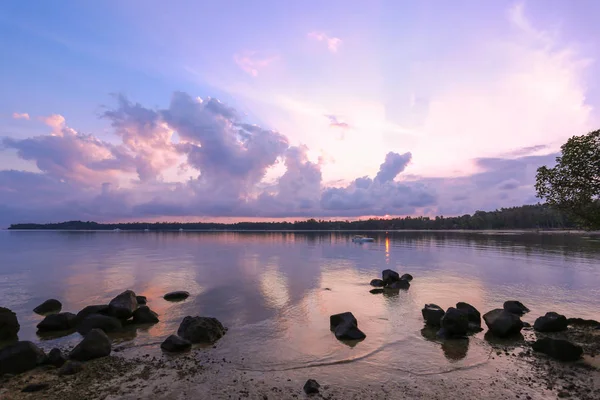 Sunrise Denize Plan Üzerinde Taş — Stok fotoğraf