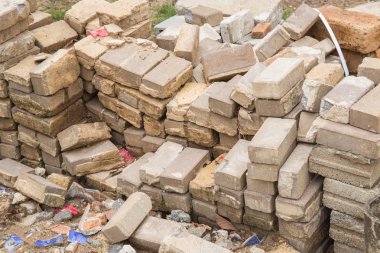 İnşaat için yere tuğla yığını.