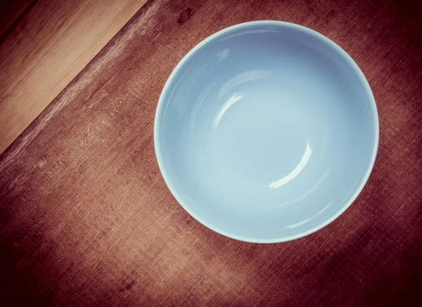 Placa Redonda Con Azul Sobre Mesa Madera — Foto de Stock