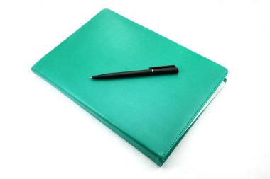 deri notebook ve üzerinde beyaz izole kalem