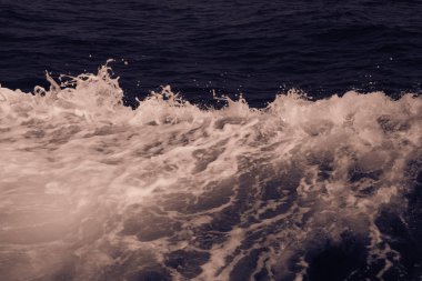 Deniz ve dalgalar, Dalga yolcu gemisi neden.