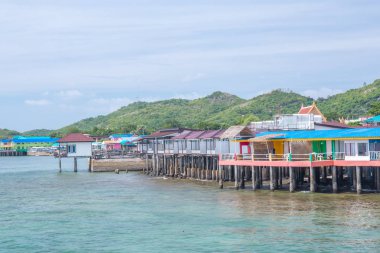 Koh Lan Nehri Riverside de Tay Ev.