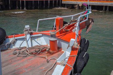 bir geminin prow ön görünümü, gemide çapa vinçler, sahilde prow