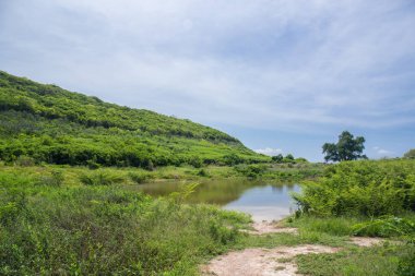 dağ, nehir mavi gökyüzü ve bulutlar