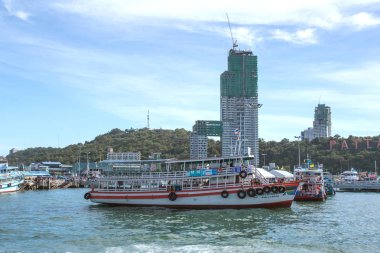 Bali Hai Pattaya 20 Eylül, Liman ve Pattaya şehir, Bali Hai İskelesi mavi gökyüzü gün gemi. Tayland günlük Eylül'de 20, 2014.