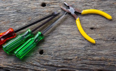 Ahşap masa üzerinde çalışma araçları