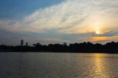 nehir üzerinde kırmızı günbatımı