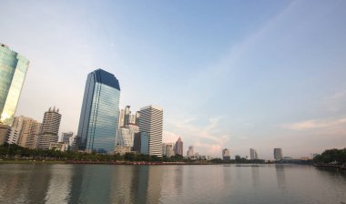 Benjakiti park şehir su yansıması ile şehir, Bangkok, Tayland
