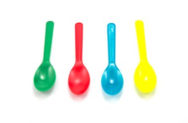 Beyaz arka planda plastik dondurma kaşıkları rengi.