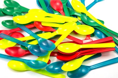 Beyaz arka planda plastik dondurma kaşıkları rengi.