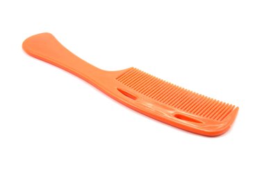 Beyaz arkaplanda saç tarağı izole edildi