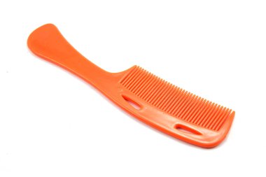 Beyaz arkaplanda saç tarağı izole edildi