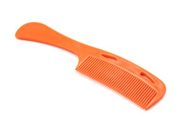 Beyaz arkaplanda saç tarağı izole edildi