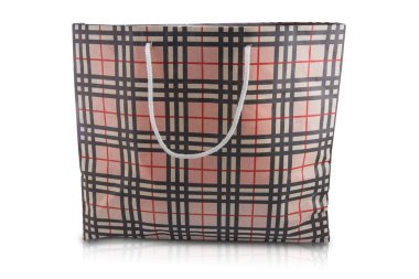 Beyaz arkaplanda kağıt alışveriş torbası