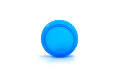 Plastik şişe kapakları izole beyaz arka plan