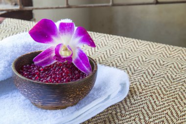 Çiçek ve havlu ile spa ve sağlıklı yaşam ayarı