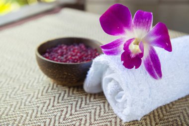 Çiçek ve havlu ile spa ve sağlıklı yaşam ayarı