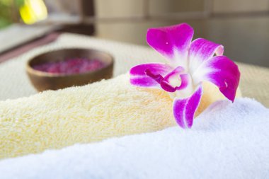 Çiçek ve havlu ile spa ve sağlıklı yaşam ayarı