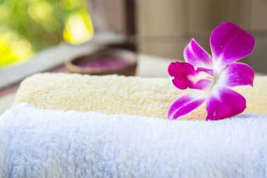Çiçek ve havlu ile spa ve sağlıklı yaşam ayarı