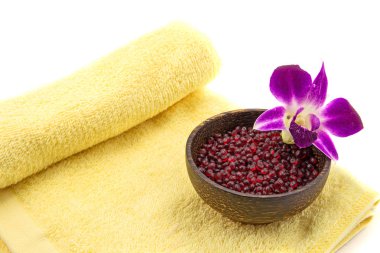 Çiçek ve havlu ile spa ve sağlıklı yaşam ayarı
