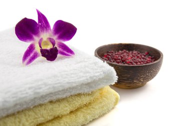 Çiçek ve havlu ile spa ve sağlıklı yaşam ayarı