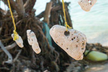 yıpranmış rock bir sarkaç gibi bir ip asılı