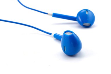 beyaz zemin üzerinde kulaklık