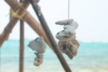 Bir halat üzerinde asılı yıpranmış kaya