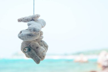 Bir halat üzerinde asılı yıpranmış kaya