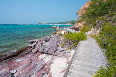 Paradise beach Adası'nda ahşap köprü ile
