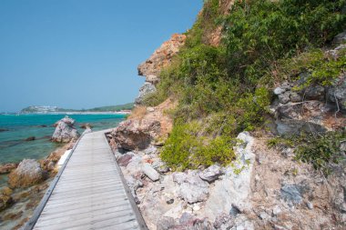 Paradise beach Adası'nda ahşap köprü ile