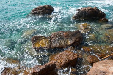 kayalar ve mavi gökyüzü plaj ile plaj