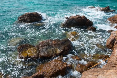 kayalar ve mavi gökyüzü plaj ile plaj