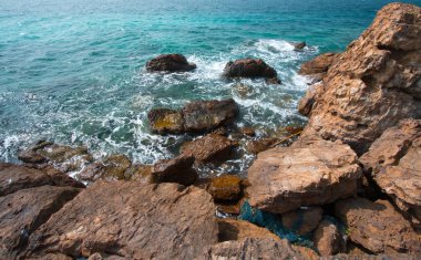 kayalar ve mavi gökyüzü plaj ile plaj