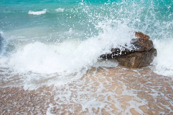熱帯地方の嵐の間に岩に対する大波の衝突 — ストック写真