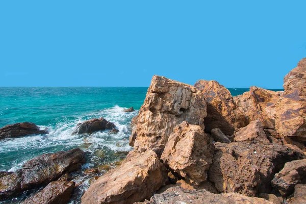岩と青い空のビーチとビーチ — ストック写真